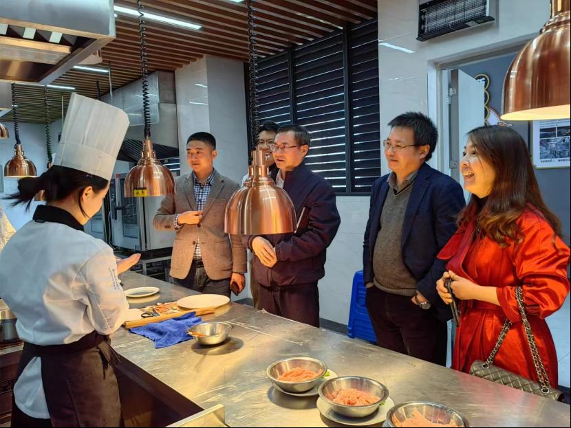 党委书学校记何杰看望烹饪专业技能竞赛备赛学生