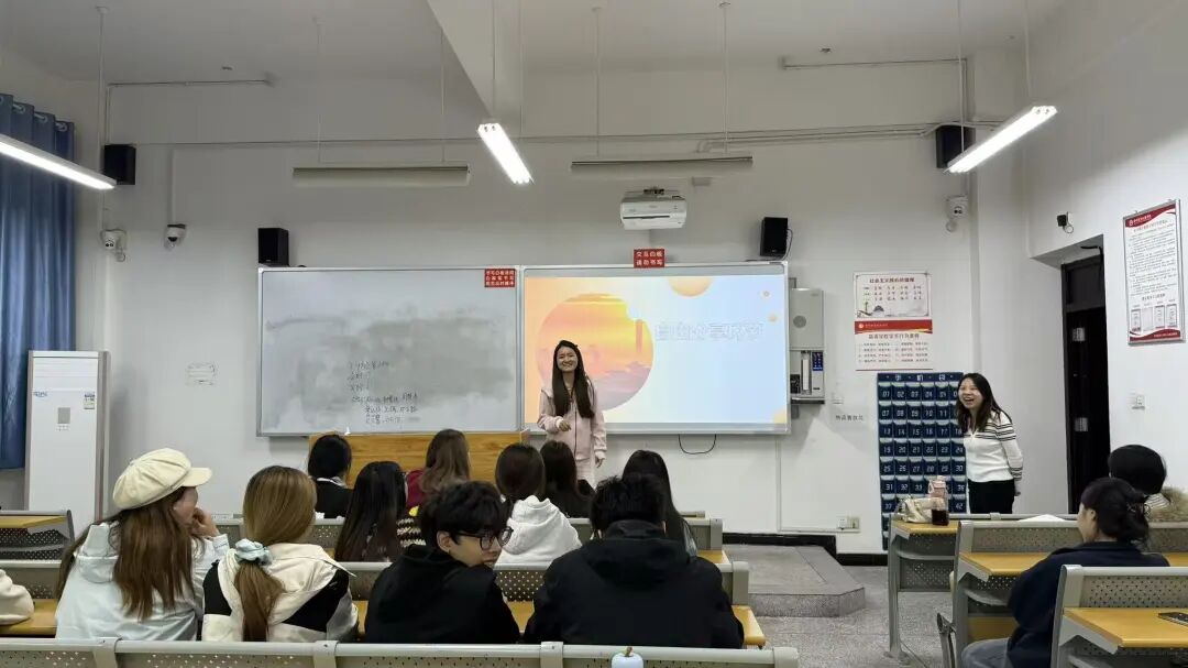 文旅学院积极落实每月上讲台活动